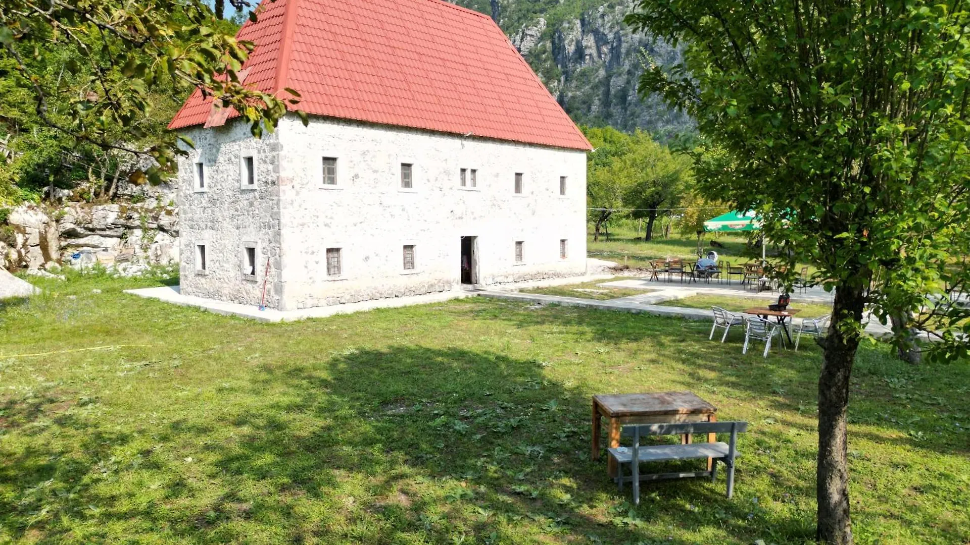 فندق Bujtina Shpjia E Gjyshit Nderlysaj